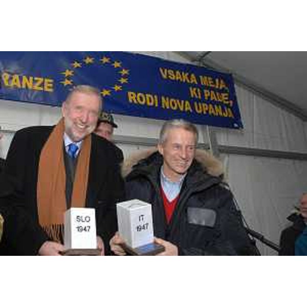 Riccardo Illy (Presidente Regione Friuli Venezia Giulia) e Dimitrij Rupel (Ministro Esteri Slovenia) al valico di Stupizza/Robic tra Italia e Slovenia. (Valico di Stupizza, Pulfero, 21/12/07) 