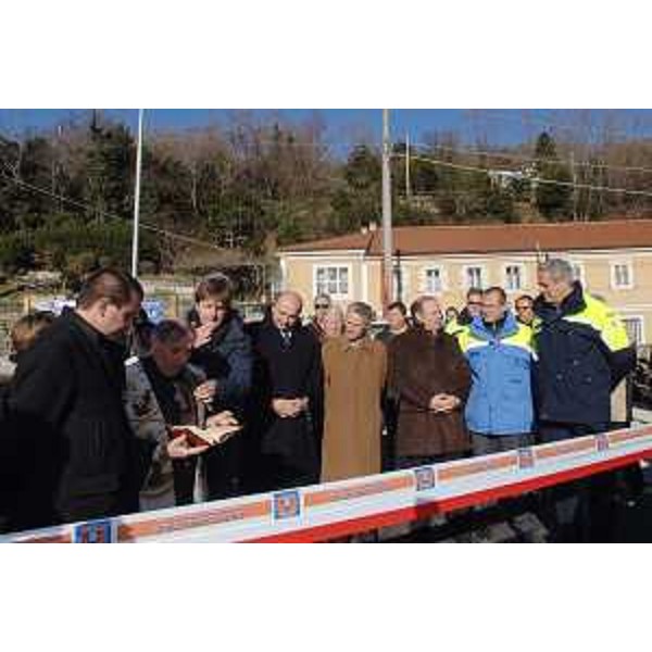 Ettore Rosato (Sottosegretario Interno), Riccardo Illy (Presidente Regione Friuli Venezia Giulia), Gianfranco Moretton (Assessore regionale Lavori pubblici), Roberto Dipiazza (Sindaco Trieste) e Franco Bandelli (Assessore Lavori pubblici Comune TS) a Trieste all'inaugurazione del tratto della Strada del Friuli ripristinato dopo la frana del novembre 2006. (Trieste 28/12/07)