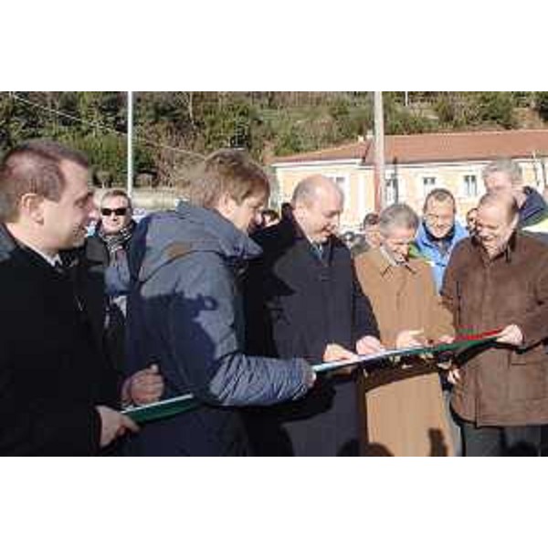 Ettore Rosato (Sottosegretario Interno), Riccardo Illy (Presidente Regione Friuli Venezia Giulia), Gianfranco Moretton (Assessore regionale Lavori pubblici), Roberto Dipiazza (Sindaco Trieste) e Franco Bandelli (Assessore Lavori pubblici Comune TS) a Trieste all'inaugurazione del tratto della Strada del Friuli ripristinato dopo la frana del novembre 2006. (Trieste 28/12/07)