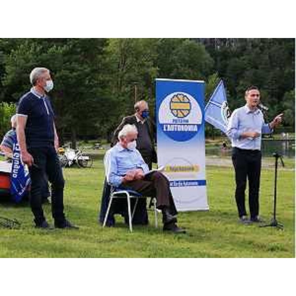 Giampaolo Bdoli e Massimo Moretuzzo (Patto per l'Autonomia), con al centro Franceschino Barazzutti, al lago di Cavazzo - Giampaolo Bdoli e Massimo Moretuzzo (Patto per l'Autonomia), con al centro Franceschino Barazzutti, al lago di Cavazzo