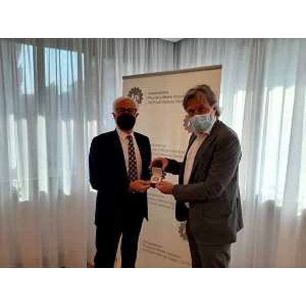 L'assessore regionale alle Attività produttive e turismo, Sergio Emidio Bini, con il presidente dell'Associazione piccole e medie industrie del Friuli Venezia Giulia (Confapi Fvg), Massimo Paniccia. - L'assessore regionale alle Attività produttive e turismo, Sergio Emidio Bini, con il presidente dell'Associazione piccole e medie industrie del Friuli Venezia Giulia (Confapi Fvg), Massimo Paniccia. 