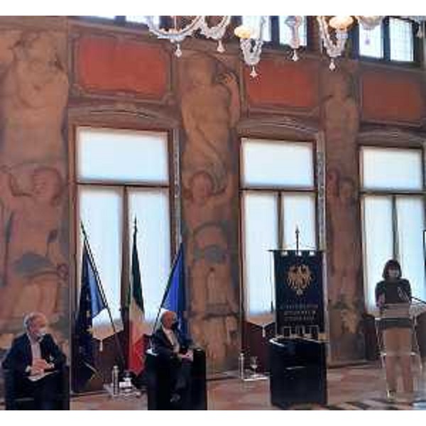 L'assessore regionale all'Università e Ricerca Alessia Rosolen alla firma dell'accordo tra Università di Udine e Fondazione Friuli - L'assessore regionale all'Università e Ricerca Alessia Rosolen alla firma dell'accordo tra Università di Udine e Fondazione Friuli 