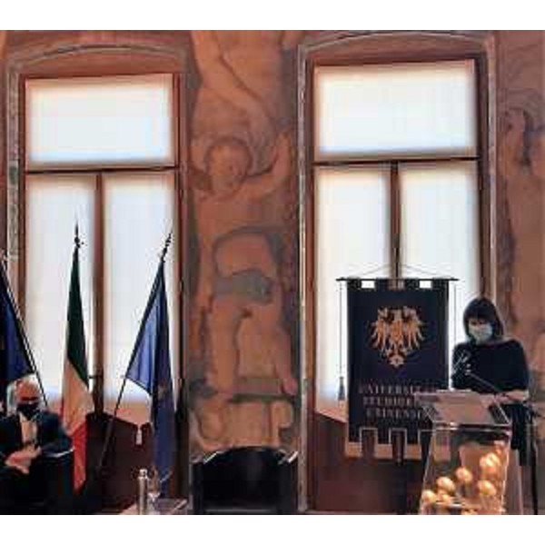 l'assessore regionale all'Università e Ricerca Alessia Rosolen alla firma del rinnovo della convenzione tra l'Università di Udine e la Fondazione Friuli. - l'assessore regionale all'Università e Ricerca Alessia Rosolen alla firma del rinnovo della convenzione tra l'Università di Udine e la Fondazione Friuli.