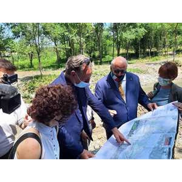 Lassessore regionale alla Difesa dellambiente, Fabio Scoccimarro, a margine del sopralluogo effettuato assieme al sindaco di Gorizia, Rodolfo Ziberna, nel cantiere del Parco della Valletta del torrente Corno. - Lassessore regionale alla Difesa dellambiente, Fabio Scoccimarro, a margine del sopralluogo effettuato assieme al sindaco di Gorizia, Rodolfo Ziberna, nel cantiere del Parco della Valletta del torrente Corno.