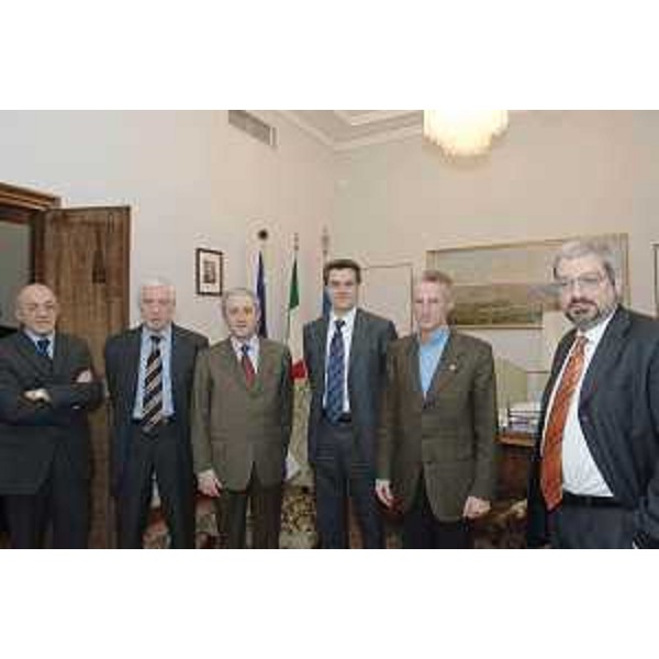 Riccardo Illy (Presidente Regione Friuli Venezia Giulia) ha firmato il contratto del nuovo direttore generale dell'Azienda ospedaliero universitaria "Santa Maria della Misericordia" di Udine, Carlo Favaretti, nella sede della Regione a Trieste. (Trieste 09/01/08)