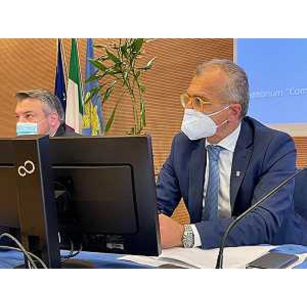 Il presidente del Consiglio regionale, Piero Mauro Zanin. Alla sua sinistra, Diego Bernardis, presidente della V Commissione - Il presidente del Consiglio regionale, Piero Mauro Zanin. Alla sua sinistra, Diego Bernardis, presidente della V Commissione