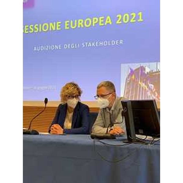 L'assessore regionale alle Finanze con competenza su specifiche intersettoriali Por Fesr 2014-2020 e Por Fesr 2021-2027 Barbara Zilli assieme al collega alle Risorse agroalimentari, forestali e ittiche e alla Montagna Stefano Zannier - L'assessore regionale alle Finanze con competenza su specifiche intersettoriali Por Fesr 2014-2020 e Por Fesr 2021-2027 Barbara Zilli assieme al collega alle Risorse agroalimentari, forestali e ittiche e alla Montagna Stefano Zannier