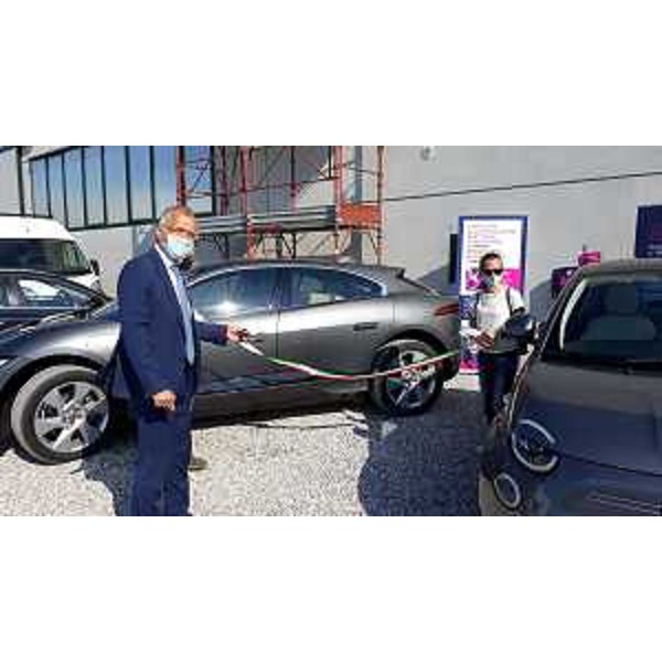 Piero Mauro Zanin durante il taglio del nastro del punto di ricarica - Piero Mauro Zanin durante il taglio del nastro del punto di ricarica