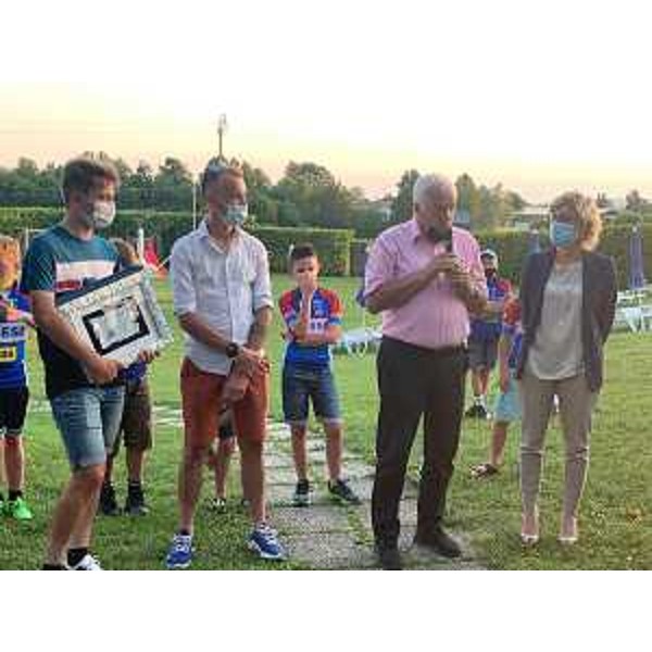 L'assessore regionale Barbara Zilli insieme al patron delle tappe in Fvg del Giro d'Italia Enzo Cainero e i due ciclisti friulani Venchiarutti e De Marchi - L'assessore regionale Barbara Zilli insieme al patron delle tappe in Fvg del Giro d'Italia Enzo Cainero e i due ciclisti friulani Venchiarutti e De Marchi