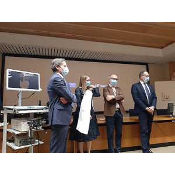 Il vicegovernatore Riccardo Riccardi durante la cerimonia per la donazione del nuovo fibrolaringoscopio al Cro - Il vicegovernatore Riccardo Riccardi durante la cerimonia per la donazione del nuovo fibrolaringoscopio al Cro 