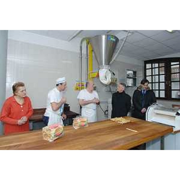Riccardo Illy (Presidente Regione Friuli Venezia Giulia) visita un panificio con Emilio Beltrame (Sindaco Resiutta). (Resiutta 11/01/08)