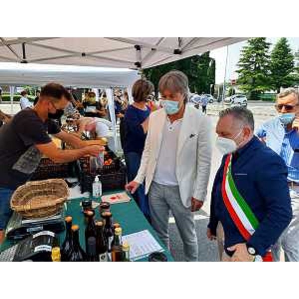 L'assessore regionale alle Attività produttive e turismo, Sergio Emidio Bini, all'inaugurazione del mercato agricolo dello Stella, con il sindaco di Palazzolo dello Stella, Franco D'Altilia - L'assessore regionale alle Attività produttive e turismo, Sergio Emidio Bini, all'inaugurazione del mercato agricolo dello Stella, con il sindaco di Palazzolo dello Stella, Franco D'Altilia