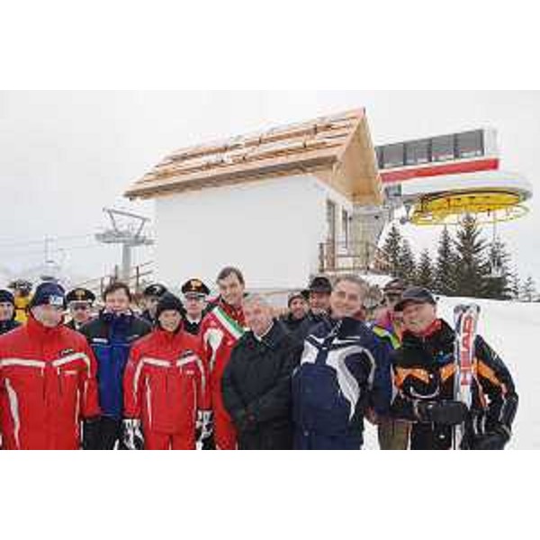 Enrico Bertossi (Assessore regionale Attività produttive), Luca Vidoni (Presidente Promotur), Riccardo Illy (Presidente Regione Friuli Venezia Giulia), Renato Carlantoni (Sindaco Tarvisio) e Carlo Monai (Vicepresidente Consiglio regionale) all'inaugurazione della nuova pista "Foresta", della seggiovia biposto "Hutte" e della pista "Priesnig A" a Tarvisio. (Tarvisio 11/01/08)