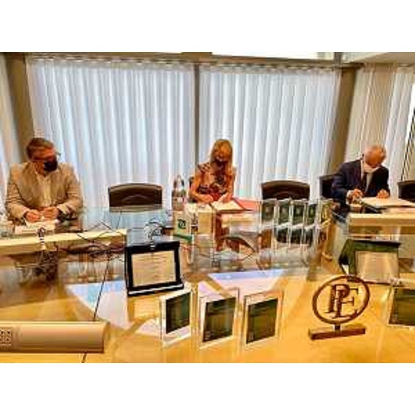 Lassessore regionale alle Autonomie locali, Pierpaolo Roberti, la presidente di Friulia Federica Seganti e il presidente di Sinloc Gianfranco Favaro durante la firma dell'accordo di collaborazione siglato tra Friulia e Sinloc. - Lassessore regionale alle Autonomie locali, Pierpaolo Roberti, la presidente di Friulia Federica Seganti e il presidente di Sinloc Gianfranco Favaro durante la firma dell'accordo di collaborazione siglato tra Friulia e Sinloc.