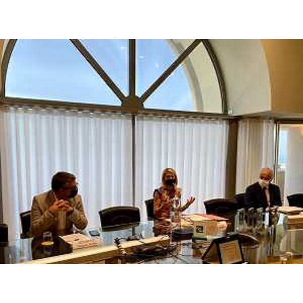 Lassessore regionale alle Autonomie locali, Pierpaolo Roberti, la presidente di Friulia Federica Seganti e il presidente di Sinloc Gianfranco Favaro durante la firma dell'accordo di collaborazione siglato tra Friulia e Sinloc. - Lassessore regionale alle Autonomie locali, Pierpaolo Roberti, la presidente di Friulia Federica Seganti e il presidente di Sinloc Gianfranco Favaro durante la firma dell'accordo di collaborazione siglato tra Friulia e Sinloc.