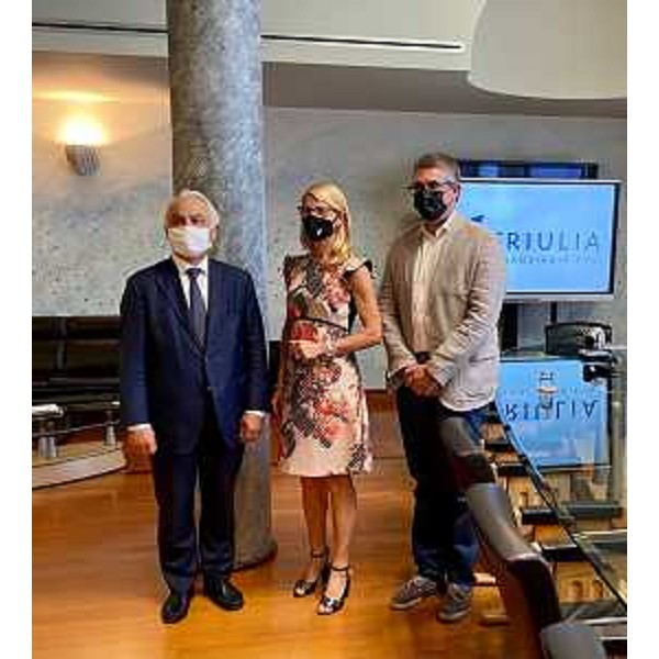 Lassessore regionale alle Autonomie locali, Pierpaolo Roberti, la presidente di Friulia Federica Seganti e il presidente di Sinloc Gianfranco Favaro durante la firma dell'accordo di collaborazione siglato tra Friulia e Sinloc. - Lassessore regionale alle Autonomie locali, Pierpaolo Roberti, la presidente di Friulia Federica Seganti e il presidente di Sinloc Gianfranco Favaro durante la firma dell'accordo di collaborazione siglato tra Friulia e Sinloc.