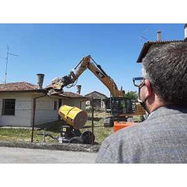 L'assessore regionale alle Autonomie locali Pierpaolo Roberti assiste all'abbattimento di una casa che segna l'avvio dei lavori di riqualificazione dell'ex consorzio agrario di Rivignano - L'assessore regionale alle Autonomie locali Pierpaolo Roberti assiste all'abbattimento di una casa che segna l'avvio dei lavori di riqualificazione dell'ex consorzio agrario di Rivignano