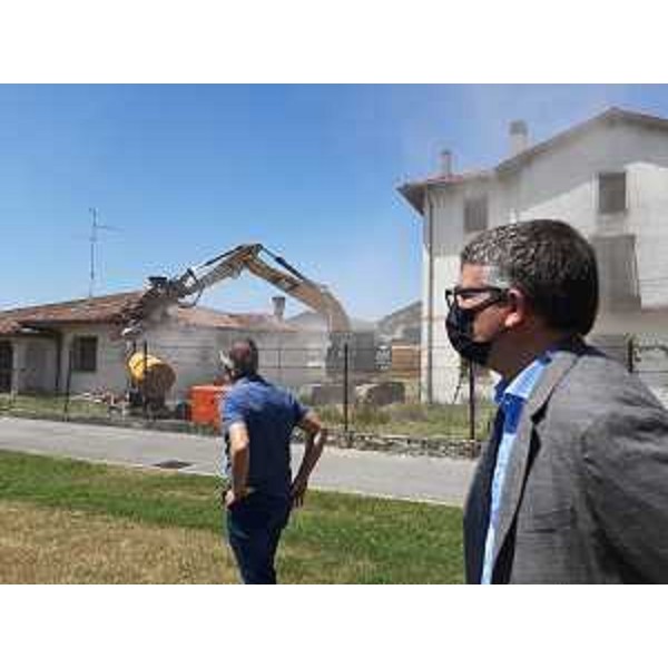 L'assessore regionale alle Autonomie locali Pierpaolo Roberti assiste all'abbattimento di una casa che segna l'avvio dei lavori di riqualificazione dell'ex Consorzio agrario di Rivignano - L'assessore regionale alle Autonomie locali Pierpaolo Roberti assiste all'abbattimento di una casa che segna l'avvio dei lavori di riqualificazione dell'ex Consorzio agrario di Rivignano
