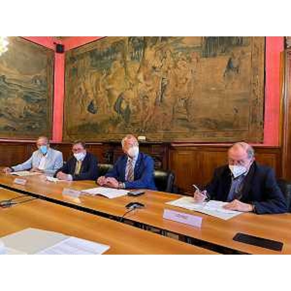 Il tavolo dei relatori con, da sx, lo storico Guido Crainz, il presidente del Cr Fvg, Piero Mauro Zanin, l'ex sottosegretario Franco Corleone e il presidente del Fogolar Furlan di Roma, Francesco Pittoni - Il tavolo dei relatori con, da sx, lo storico Guido Crainz, il presidente del Cr Fvg, Piero Mauro Zanin, l'ex sottosegretario Franco Corleone e il presidente del Fogolar Furlan di Roma, Francesco Pittoni