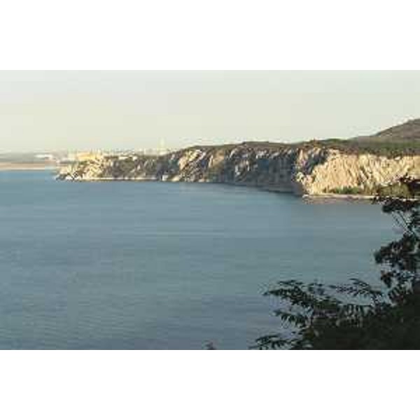 La Baia di Sistiana (Trieste), le Falesie e il Castello Nuovo di Duino (Trieste) visti dal Sentiero Rilke. Foto: Archivio del Corpo forestale regionale - Marco Pradella