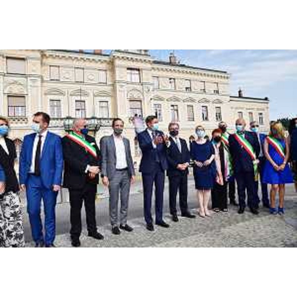 Una fase della cerimonia svoltasi oggi a Gorizia sul piazzale della Transalpina alla presenze delle massime autorità della Slovenia e della Regione Friuli Venezia Giulia nonchè dei sindaci del territorio - Una fase della cerimonia svoltasi oggi a Gorizia sul piazzale della Transalpina alla presenze delle massime autorità della Slovenia e della Regione Friuli Venezia Giulia nonchè dei sindaci del territorio