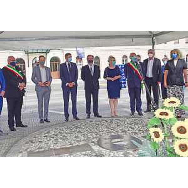 La cerimonia svoltasi oggi a Gorizia nel piazzale della Transalpina - La cerimonia svoltasi oggi a Gorizia nel piazzale della Transalpina