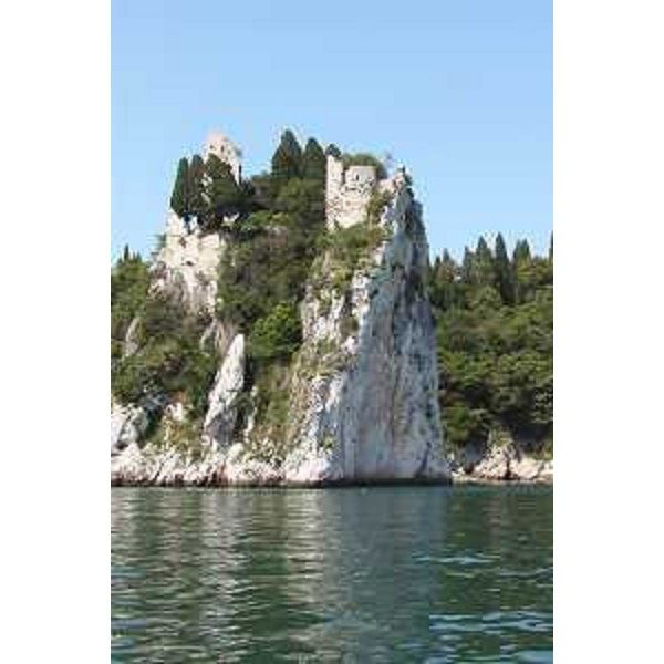 Le rovine del Castello Vecchio di Duino con la formazione rocciosa chiamata "La Dama Bianca", a Duino (Trieste). Foto: Archivio del Corpo forestale regionale - Marco Pradella