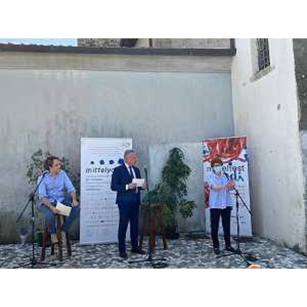 L'assessore regionale Tiziana Gibelli all'inaugurazione di Mittelyoung con il presidente e direttore artistico di Mittelfest Roberto Corciulo e Giacomo Pedini - L'assessore regionale Tiziana Gibelli all'inaugurazione di Mittelyoung con il presidente e direttore artistico di Mittelfest Roberto Corciulo e Giacomo Pedini