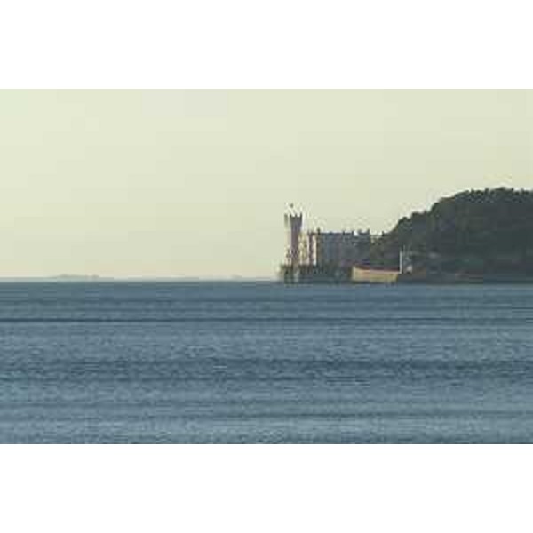 Il Castello di Miramare visto dal Lungomare di Barcola, Frazione del Comune di Trieste. Foto: Archivio del Corpo forestale regionale - Marco Pradella