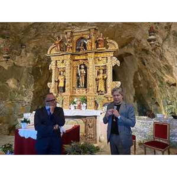 L'assessore regionale al Turismo Sergio Emidio Bini (a destra nella foto) nella chiesa-grotta di San Giovanni d'Antro. A sinistra il giornalista Daniele Paroni - L'assessore regionale al Turismo Sergio Emidio Bini (a destra nella foto) nella chiesa-grotta di San Giovanni d'Antro. A sinistra il giornalista Daniele Paroni