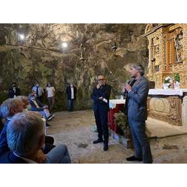 L'assessore regionale al Turismo Sergio Emidio Bini (in primo piano a destra nella foto) nella chiesa-grotta di San Giovanni d'Antro - L'assessore regionale al Turismo Sergio Emidio Bini (in primo piano a destra nella foto) nella chiesa-grotta di San Giovanni d'Antro