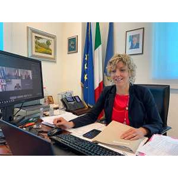 L'assessore alle Finanze Barbara Zilli nel corso della seduta telematica odierna della Giunta - L'assessore alle Finanze Barbara Zilli nel corso della seduta telematica odierna della Giunta