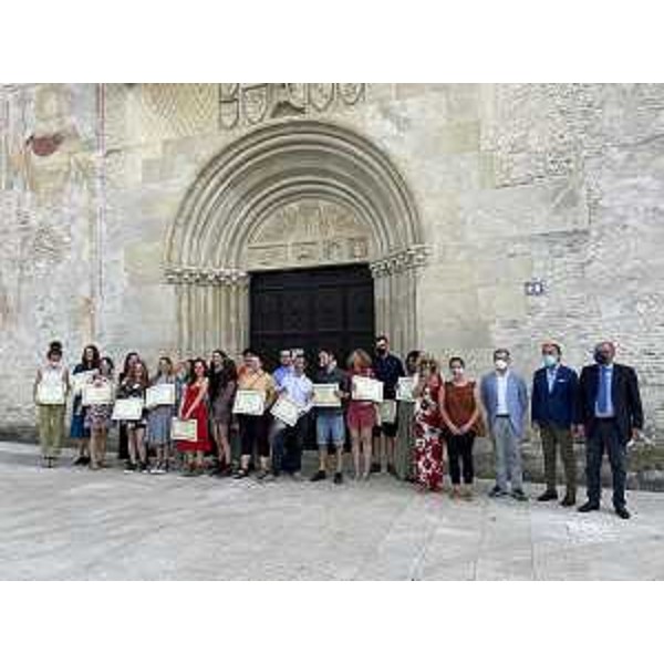 Foto di gruppo degli studenti diplomati alla Scuola mosaicisti del Friuli, alla presenza dell'assessore regionale Stefan Zannier fuori dal Duomo di Spilimbergo - Foto di gruppo degli studenti diplomati alla Scuola mosaicisti del Friuli, alla presenza dell'assessore regionale Stefan Zannier fuori dal Duomo di Spilimbergo