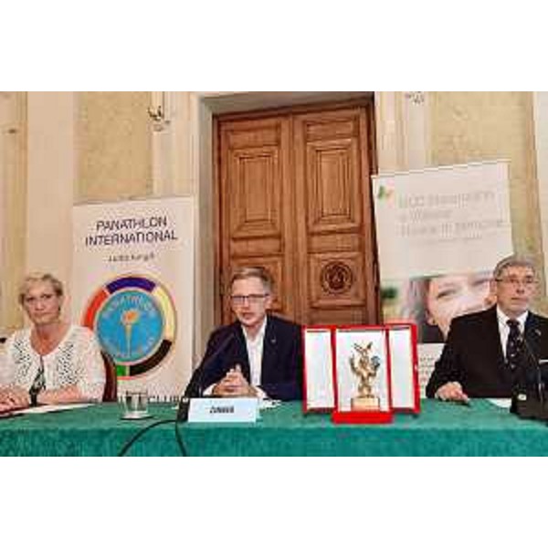 L'assessore Zannier interviene alla cerimonia nel salone di rappresentanza della Regione a Trieste assieme ai vertici di Panathlon club. - L'assessore Zannier interviene alla cerimonia nel salone di rappresentanza della Regione a Trieste assieme ai vertici di Panathlon club.