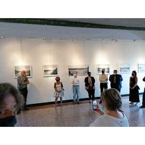 L'assessore regionale Stefano Zannier (al centro della foto, in camicia bianca) all'inaugurazione della mostra di Walid Haddadin a Travesio dedicata al Tagliamento - L'assessore regionale Stefano Zannier (al centro della foto, in camicia bianca) all'inaugurazione della mostra di Walid Haddadin a Travesio dedicata al Tagliamento