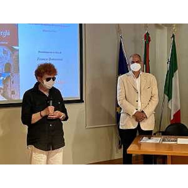 L'assessore regionale alla Cultura Tiziana Gibelli insieme a Massimo Neri, autore del volume dal titolo "Andando per borghi" presentato a Pordenone nella sede della Società operaia - L'assessore regionale alla Cultura Tiziana Gibelli insieme a Massimo Neri, autore del volume dal titolo "Andando per borghi" presentato a Pordenone nella sede della Società operaia