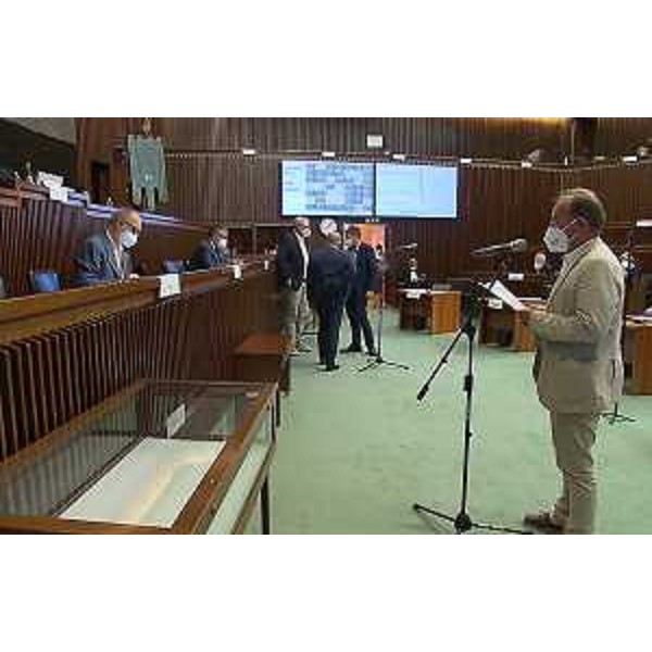 L'intervento del consigliere Walter Zalukar (Misto) di fronte al vicegovernatore Riccardo Riccardi - L'intervento del consigliere Walter Zalukar (Misto) di fronte al vicegovernatore Riccardo Riccardi