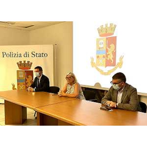 Da destra: l'assessore regionale alla Sicurezza Pierpaolo Roberti, il Questore di Udine Manuela De Bernardin Stadoan e il presidente dell'ARLeF Eros Cisilino durante la conferenza stampa a Udine - Da destra: l'assessore regionale alla Sicurezza Pierpaolo Roberti, il Questore di Udine Manuela De Bernardin Stadoan e il presidente dell'ARLeF Eros Cisilino durante la conferenza stampa a Udine 