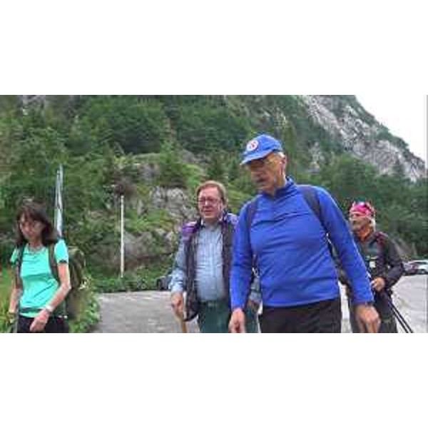 Il presidente del Consiglio regionale, Piero Mauro Zanin, si prepara a salire sul monte Cellon con Giacomina Pellizari, Franco Corleone e Claudio Moro - Il presidente del Consiglio regionale, Piero Mauro Zanin, si prepara a salire sul monte Cellon con Giacomina Pellizari, Franco Corleone e Claudio Moro