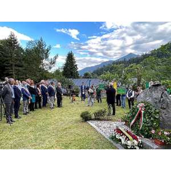 La commemorazione davanti al cippo di Cercivento dedicato ai quattro alpini friulani fucilati - La commemorazione davanti al cippo di Cercivento dedicato ai quattro alpini friulani fucilati