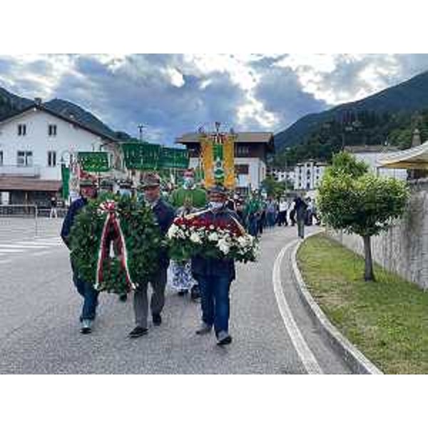 Il corteo lascia piazzale Pieve di San Martino dopo il rito religioso per raggiungere il monumento Fusilâz de Çurçuvint - Il corteo lascia piazzale Pieve di San Martino dopo il rito religioso per raggiungere il monumento Fusilâz de Çurçuvint