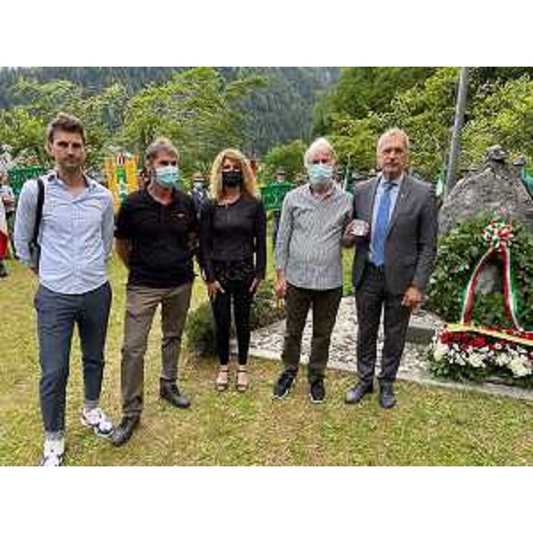 Il presidente del Cr Fvg, Piero Mauro Zanin, consegna i riconoscimenti ai familiari dell'alpino Basilio Matiz - Il presidente del Cr Fvg, Piero Mauro Zanin, consegna i riconoscimenti ai familiari dell'alpino Basilio Matiz
