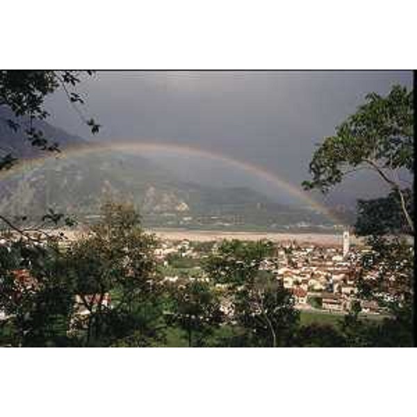 Arcobaleno su Montereale Valcellina (Pordenone), il Cellina e Maniagolibero, visti dal Monte Spia. Foto: Archivio del Corpo forestale regionale - Marco Pradella