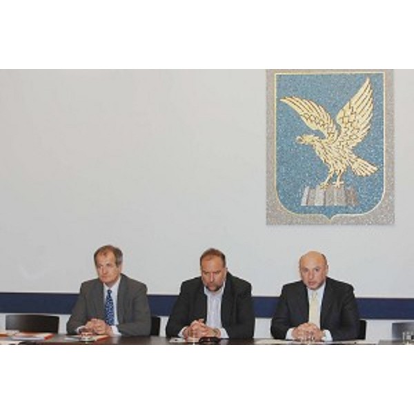 Roberto Cosolini (Assessore regionale al lavoro, formazione, università e ricerca), Enrico Bertossi (Assessore regionale alle attività produttive) e Fabio de Visintini (Direttore della Comunicazione della Regione) alla conferenza stampa di presentazione (Trieste, 15/05/06)