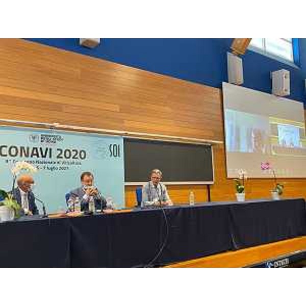 Nelle foto l'intervento dell'assessore regionale alle Risorse agroalimentari e forestali, Stefano Zannier, all'Università di Udine all'8. Convegno nazionale viticoltura CONAVI, tra il rettore Pinton, a sinistra nella foto, e il professor Peterlunger, a destra. - Nelle foto l'intervento dell'assessore regionale alle Risorse agroalimentari e forestali, Stefano Zannier, all'Università di Udine all'8. Convegno nazionale viticoltura CONAVI, tra il rettore Pinton, a sinistra nella foto, e il professor Peterlunger, a destra. 