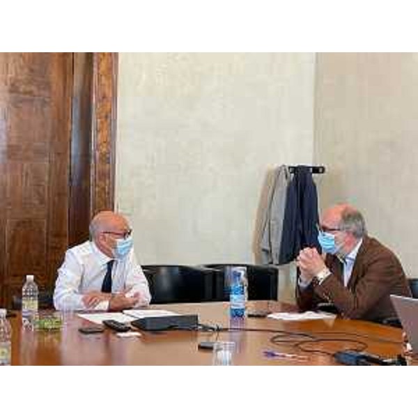 Il vicegovernatore, Riccardo Riccardi, con il Rettore dell'Università di Udine,Roberto Pinton, e un'immagine dell'incontro svoltosi nella sede dell'Ateneo. - Il vicegovernatore, Riccardo Riccardi, con il Rettore dell'Università di Udine,Roberto Pinton, e un'immagine dell'incontro svoltosi nella sede dell'Ateneo.