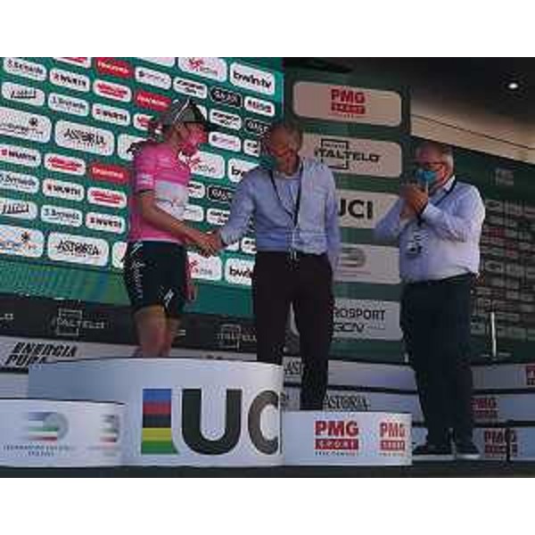 Piero Mauro Zanin, presidente del Consiglio regionale, stringe la mano alla maglia rosa, Anna Van Der Breggen - Piero Mauro Zanin, presidente del Consiglio regionale, stringe la mano alla maglia rosa, Anna Van Der Breggen