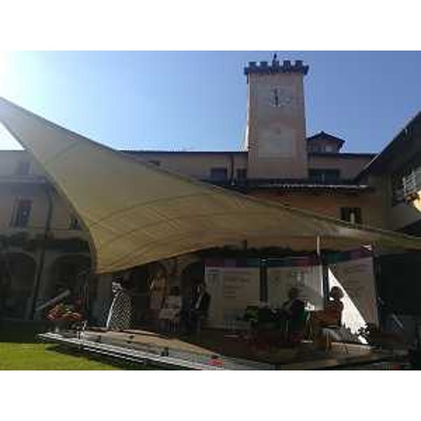 Il palco delle autorità nel chiostro dell'Uccellis - Il palco delle autorità nel chiostro dell'Uccellis