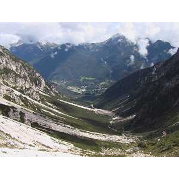 Forni di Sopra (Udine): il Paese dalla Val Lavinal con il Crodon di Tiarfin e il Clap Savon fra le nubi. Foto: Archivio del Corpo forestale regionale - Marco Pradella 