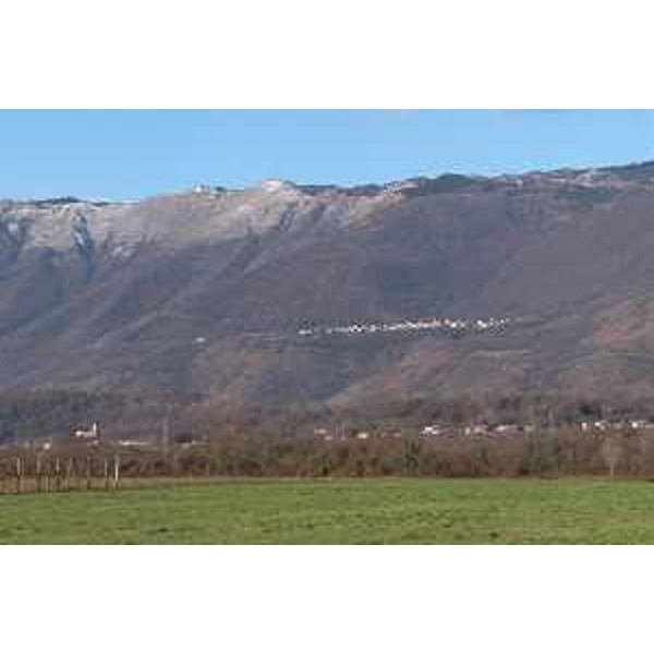 Polcenigo (Pordenone): Mezzomonte e i prati del Torrion; sotto Santa Lucia di Budoia (Pordenone). Foto: Archivio del Corpo forestale regionale - Marco Pradella